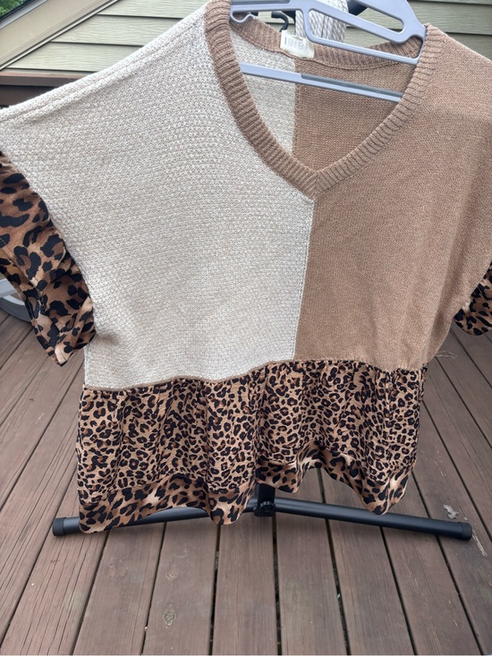 BiBi Tops - BiBi Colorblock V-Neck Knit Top with Leopard Hem in Beige and Tan
